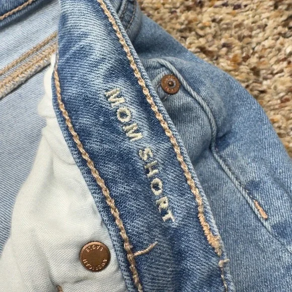 American Eagle Mom Shorts Womens 14 Light Wash Blue High Rise Stretch Denim 3 In - Picture 3 of 10